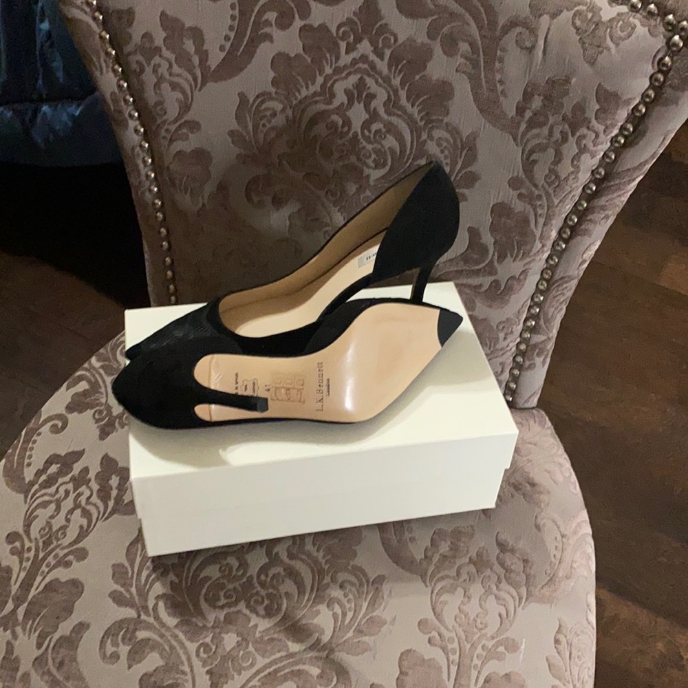 New in box.  Beautiful pump for all occasions
